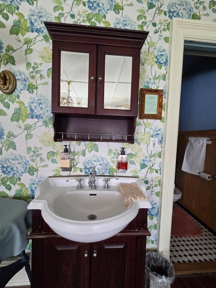 Hydrangea Room w private Bath @ Botsford Briar Inn House in Beacon