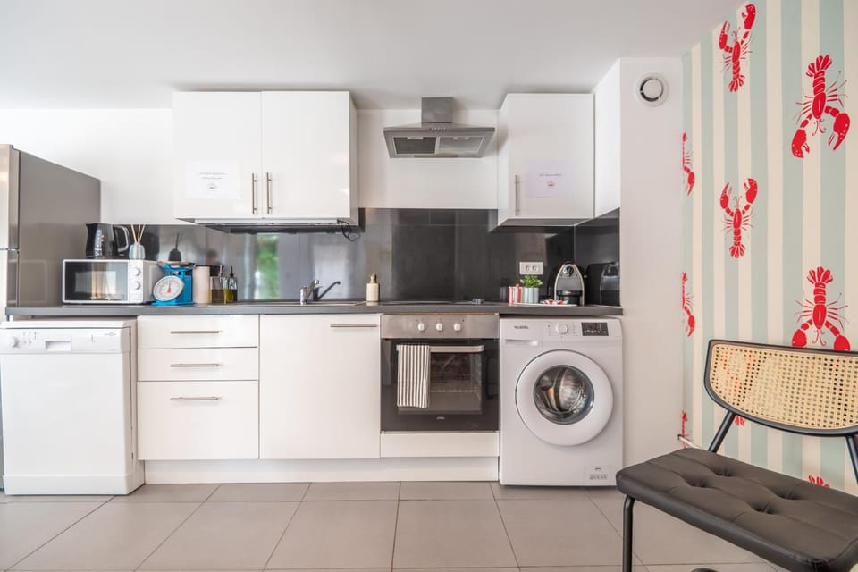 Coffee/tea facilities, Kitchen or kitchenette, oven, stove, toaster, washing machine