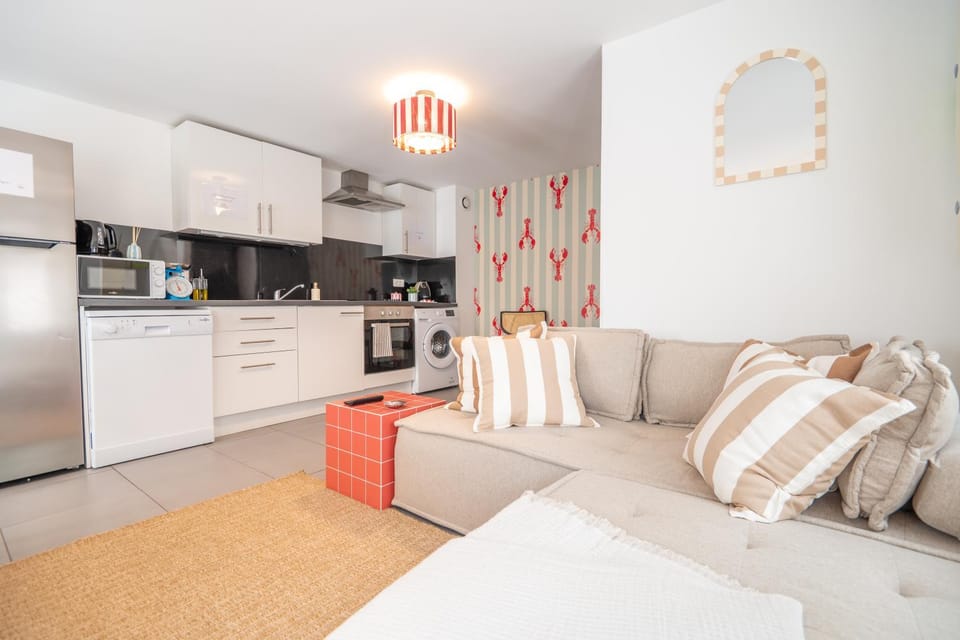 Kitchen or kitchenette, Living room, Seating area, dishwasher, oven, toaster