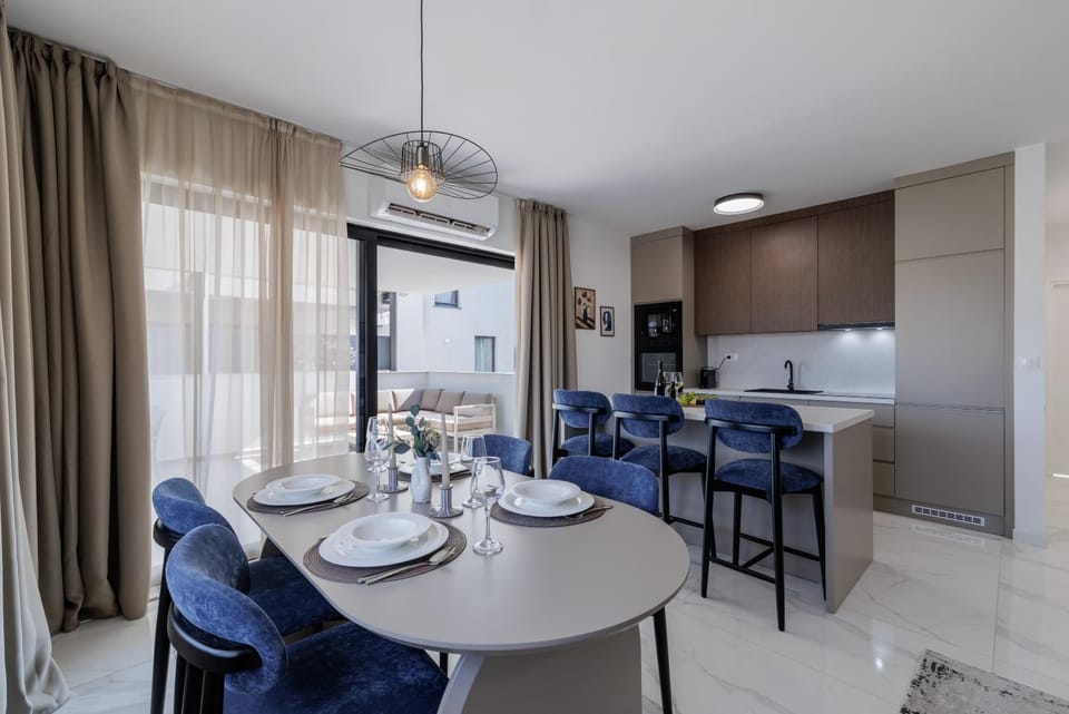 Dining area, kitchen