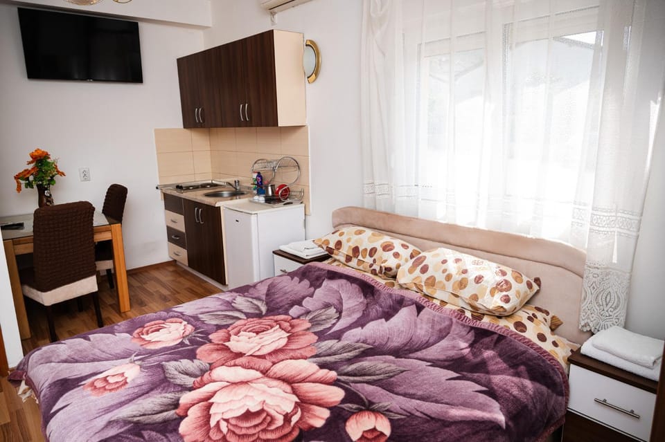 Bed, TV and multimedia, Kitchen or kitchenette, Dining area, Bedroom