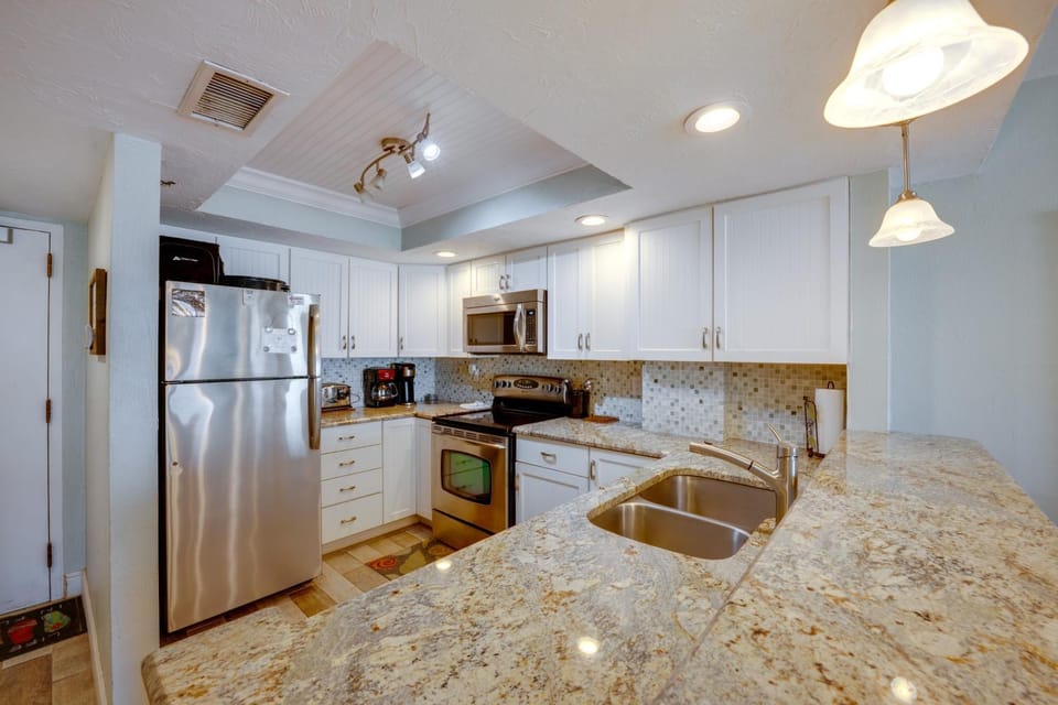 Sun, Sand, Poolside Vibes! Daytona Shores Retreat House in South Daytona