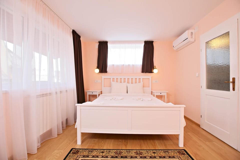 Bed, Photo of the whole room, Bedroom, internet, air conditioner