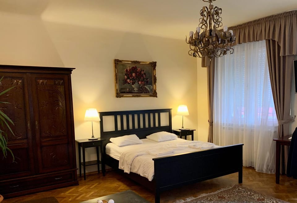 Bed, Bathroom, TV and multimedia, Photo of the whole room, Bedroom, wardrobe