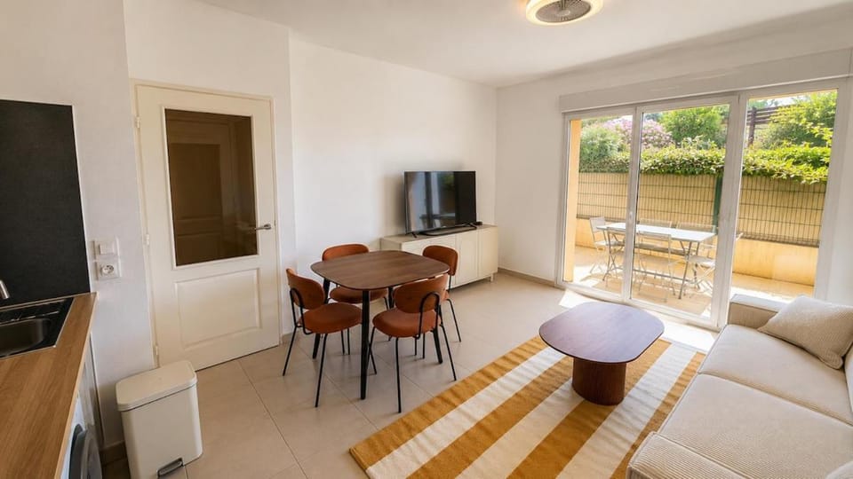 Golfe de Saint-Tropez - 2-Bedroom Apartment with Terrace Cogolin Apartment in Cogolin