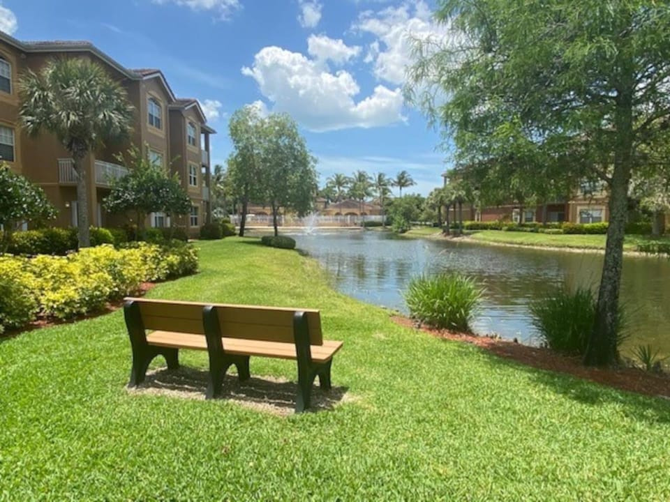 Fort Myers Lakeside Retreat Pool, Hot Tub & Beaches Apartment in Iona