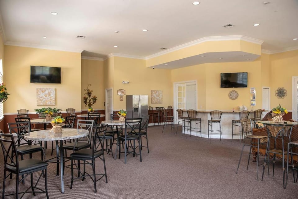 Fort Myers Lakeside Retreat Pool, Hot Tub & Beaches Apartment in Iona