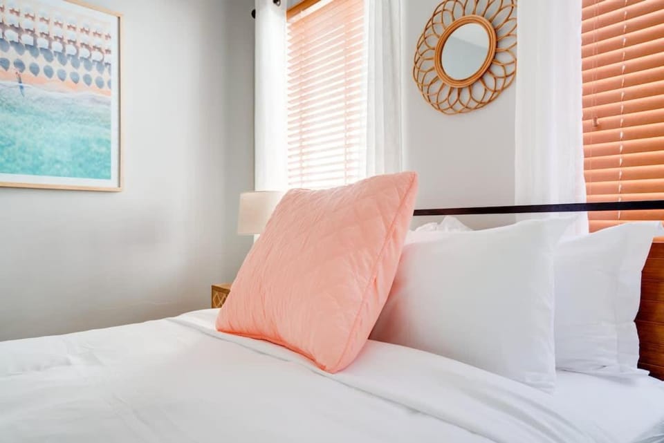 Comfy Studio with Beach Access across the street Apartment in Miami Beach
