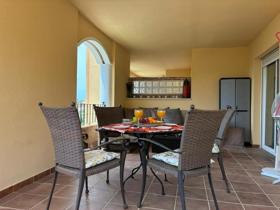 A spacious apartment with an ocean view Apartment in Sitio de Calahonda