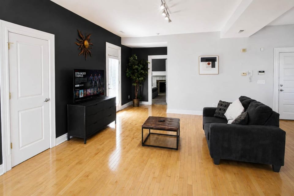 Pet-Friendly 1BR Opposite SSM SLU Hospital with Parking Apartment in Saint Louis
