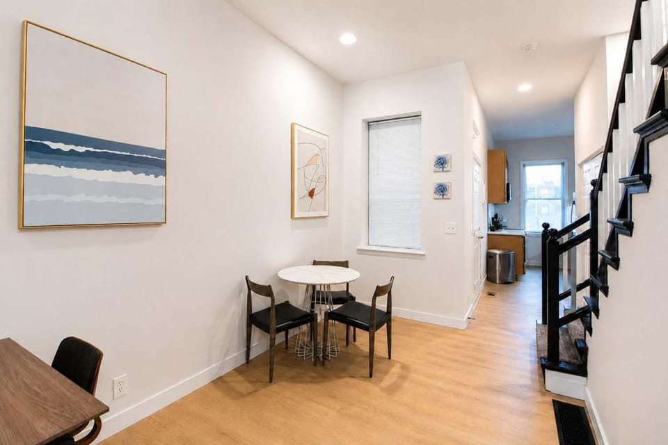 Pet-Friendly Soulard 2BR - King Bed - In-Unit Laundry - Walkable Apartment in Saint Louis