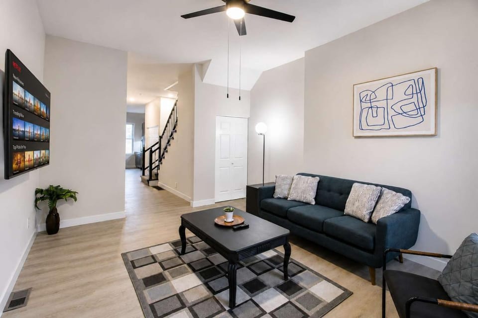 Pet-Friendly Soulard 2BR - King Bed - In-Unit Laundry - Walkable Apartment in Saint Louis