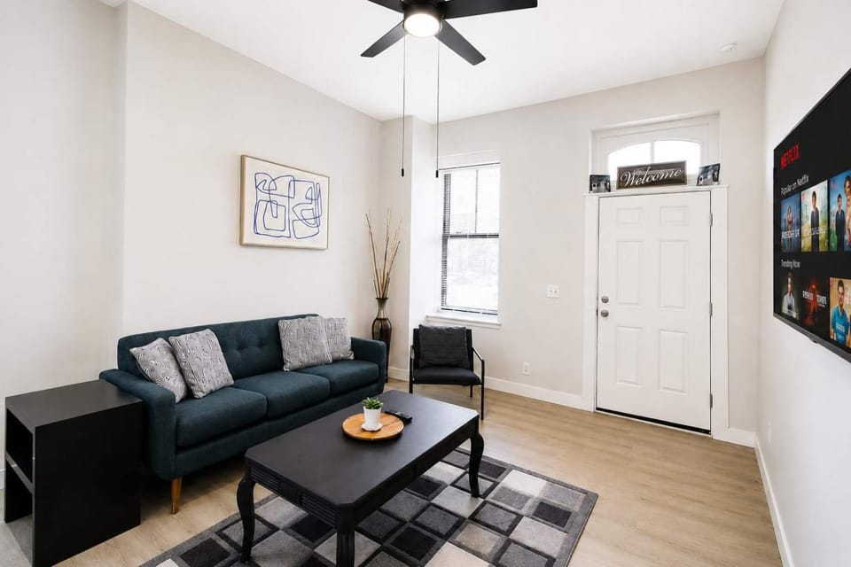 Pet-Friendly Soulard 2BR - King Bed - In-Unit Laundry - Walkable Apartment in Saint Louis