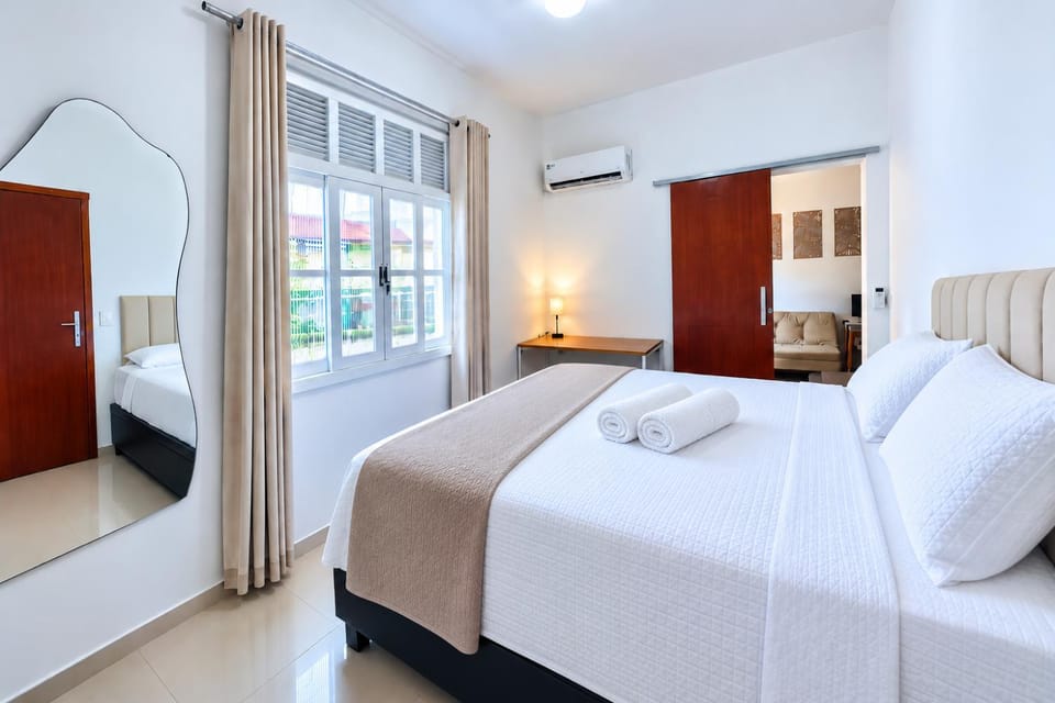 Bed, Photo of the whole room, Seating area, Bedroom, towels, air conditioner
