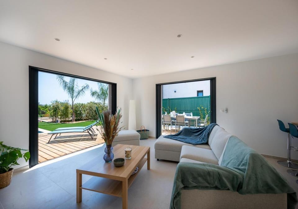 Patio, Communal lounge/ TV room, Natural landscape, TV and multimedia, View (from property/room), Balcony/Terrace, Living room