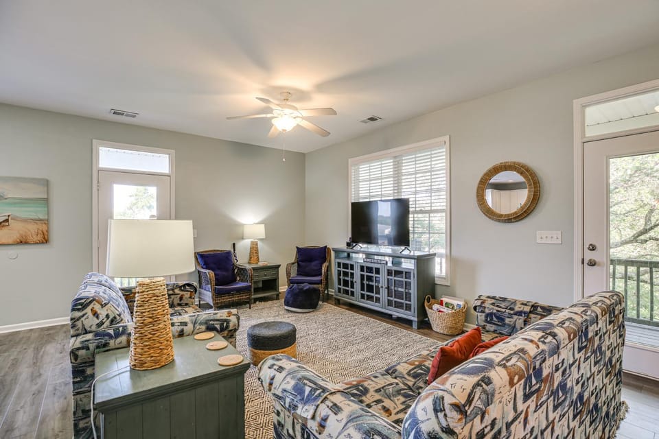 Walk to Beach! Murrells Inlet Oasis w/ Shared Pool House in Garden City