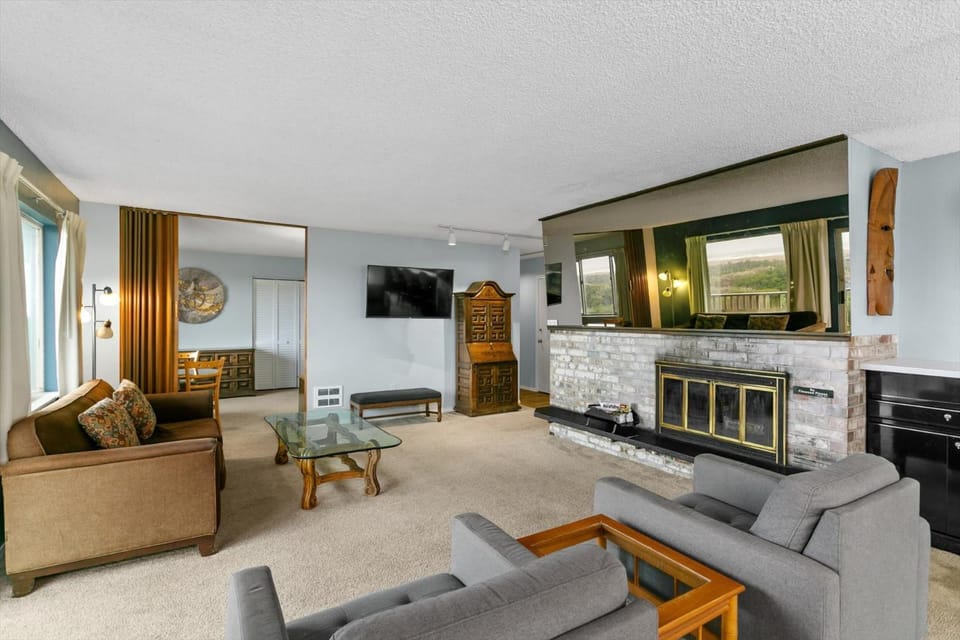 Ocean View Penthouse Suite - Pet-Friendly - Pool and Hot Tub House in Ocean Shores