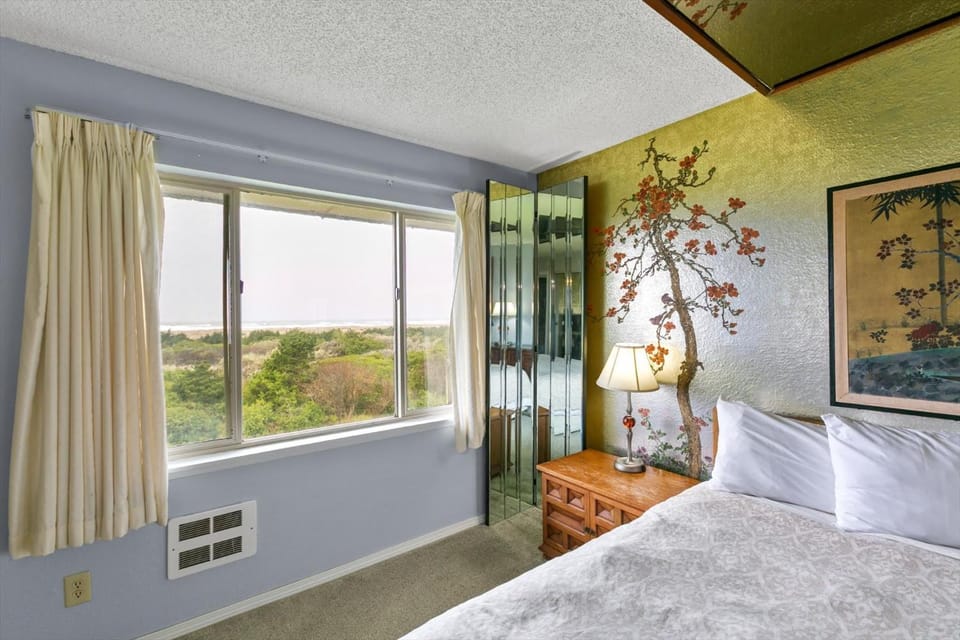 Ocean View Penthouse Suite - Pet-Friendly - Pool and Hot Tub House in Ocean Shores