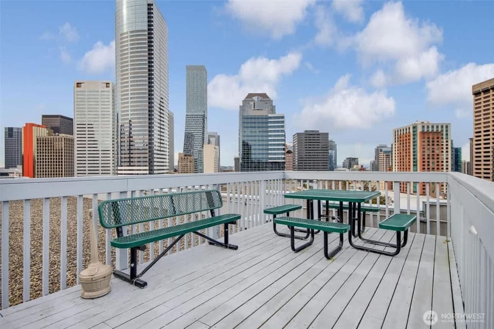 World Cup 1 BR Condo City View House in Seattle