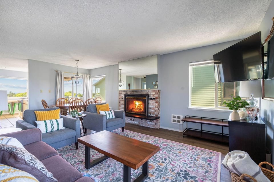 Pet-Friendly Family Suite with Full Kitchen - Pool and Hot Tub House in Ocean Shores
