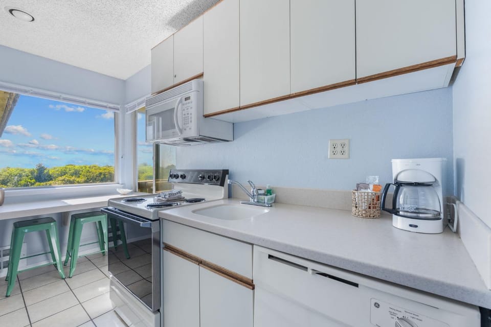 Pet-Friendly Family Suite with Full Kitchen - Pool and Hot Tub House in Ocean Shores