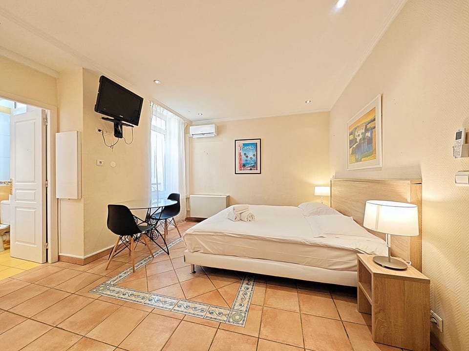 Bed, TV and multimedia, Photo of the whole room