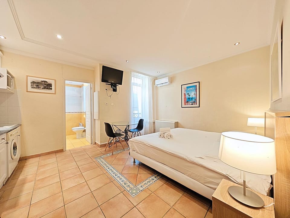 Bed, TV and multimedia, Kitchen or kitchenette, Photo of the whole room, Bedroom