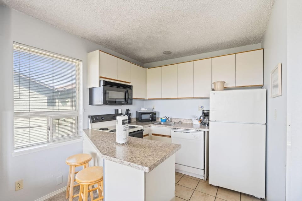 Ocean View Family Suite - Full Kitchen - Sleeps 8 - Pool and Hot Tub House in Ocean Shores