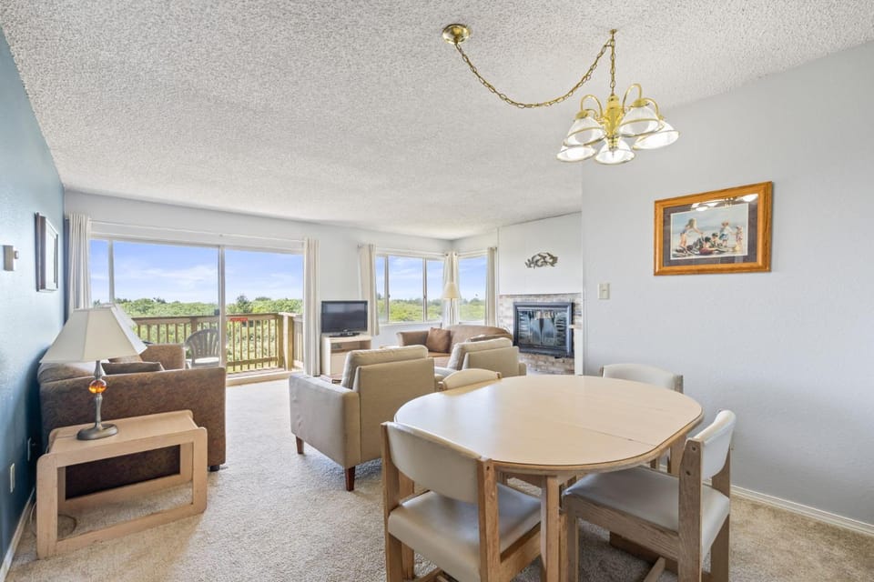Ocean View Family Suite - Full Kitchen - Sleeps 8 - Pool and Hot Tub House in Ocean Shores