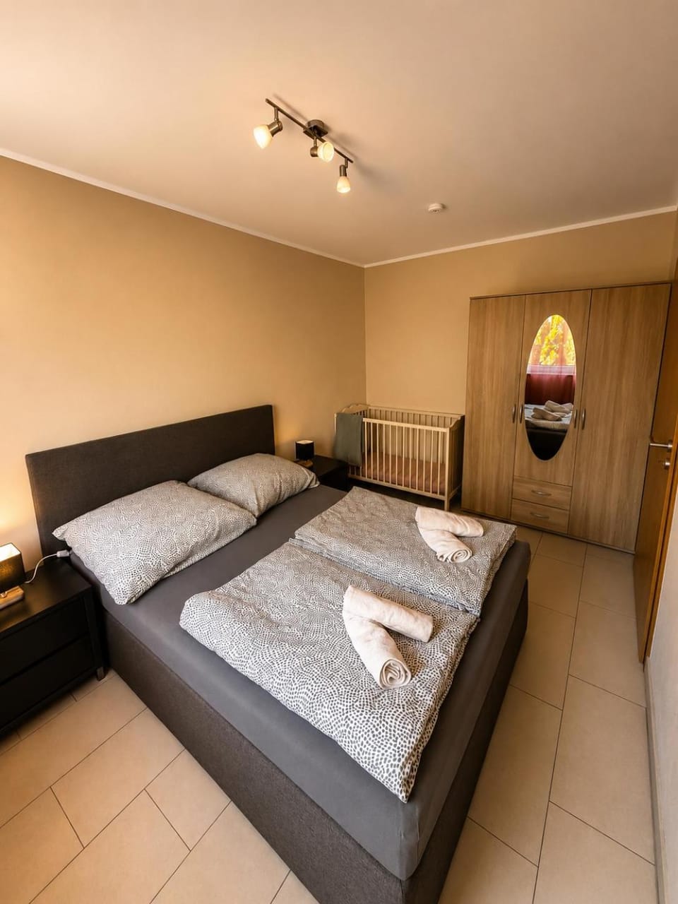 Bed, Photo of the whole room, Bedroom, towels