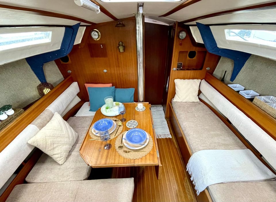 Velero Oceans Ontzi, Hendaya Docked boat in Hendaye