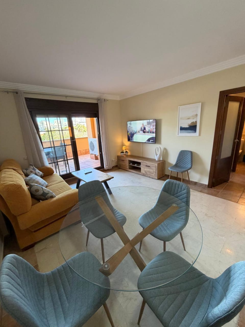TV and multimedia, Living room, Lounge or bar
