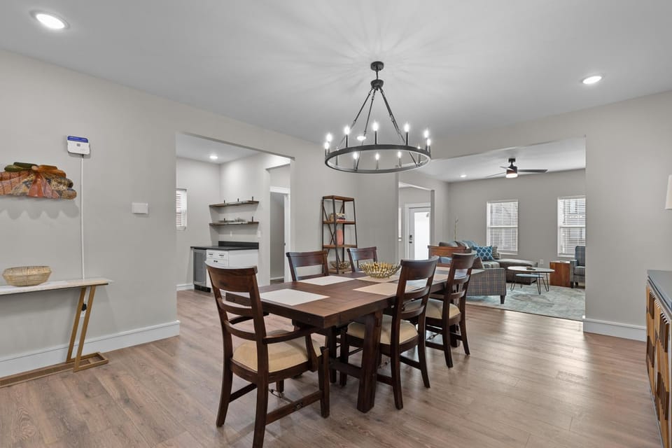 Spacious 5BR Home | Amazing Shower | Near SLU & Tower Grove | The Gate STL House in Saint Louis