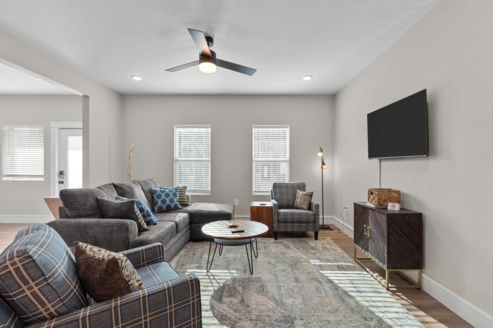 Spacious 5BR Home | Amazing Shower | Near SLU & Tower Grove | The Gate STL House in Saint Louis