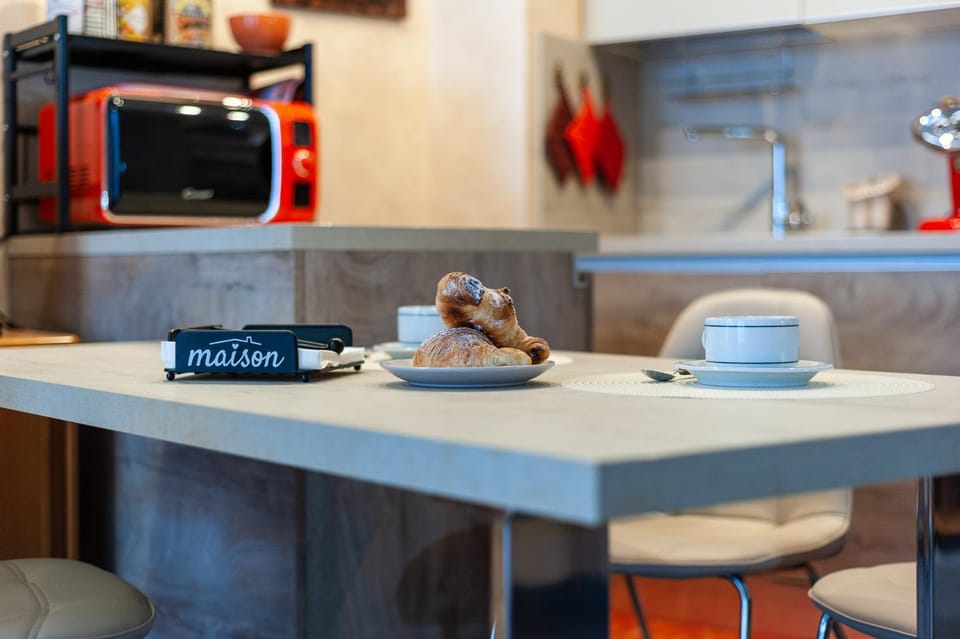 Kitchen or kitchenette, Food and drinks