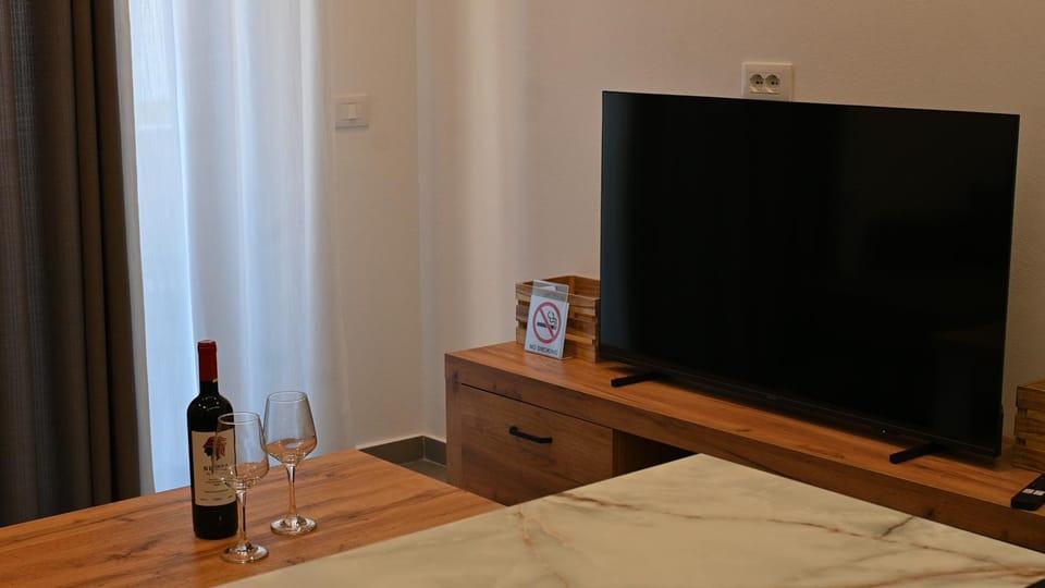 Communal lounge/ TV room, Bed, TV and multimedia, Food and drinks, Photo of the whole room, Bedroom, Drinks
