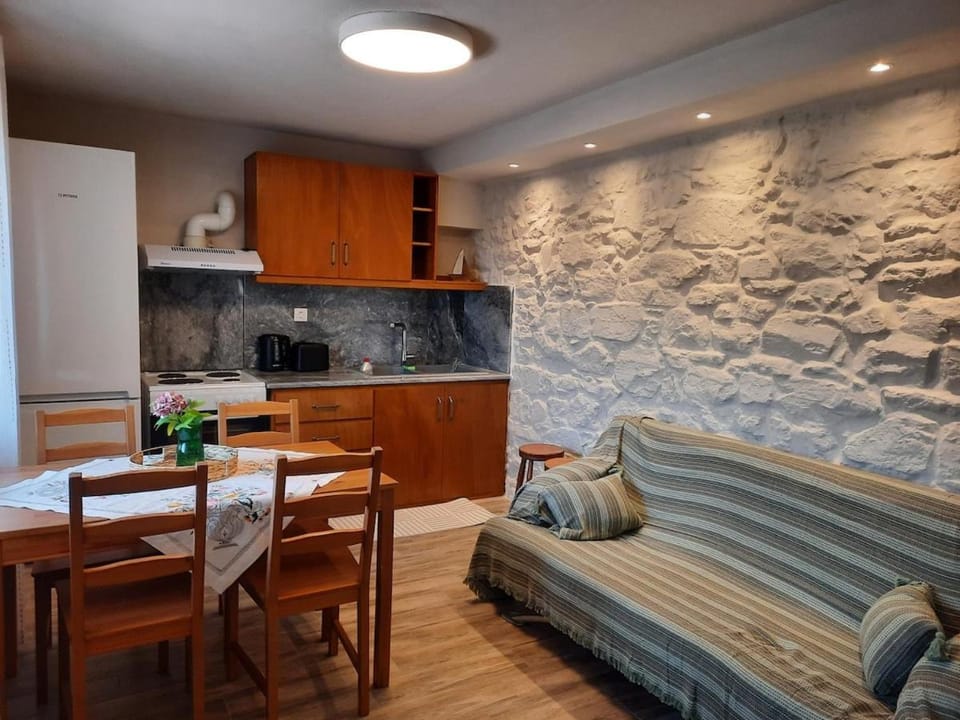Kitchen or kitchenette, Seating area