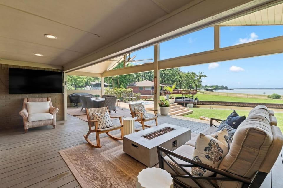 The Mallard Lakehouse on Blue Cove with Hot tub House in Gun Barrel City