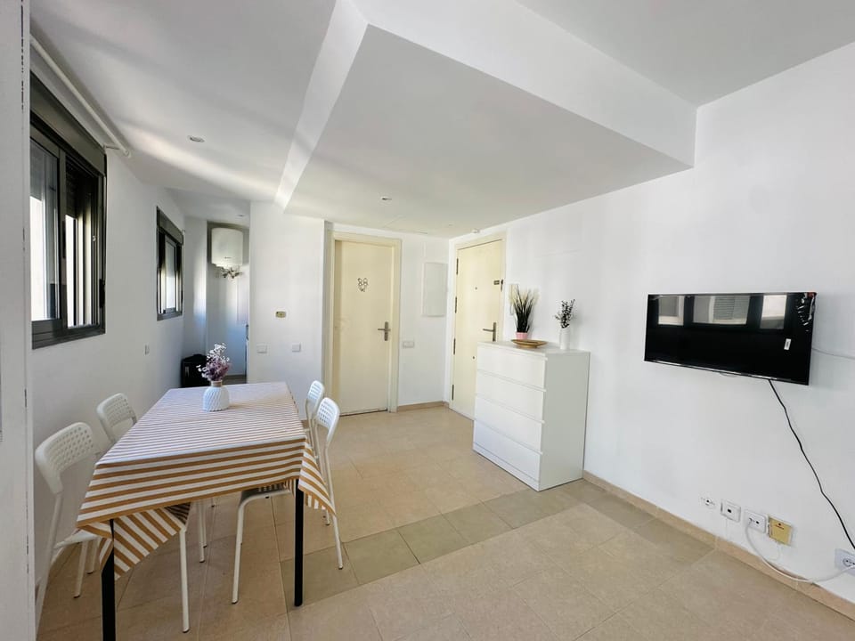 Photo of the whole room, Dining area