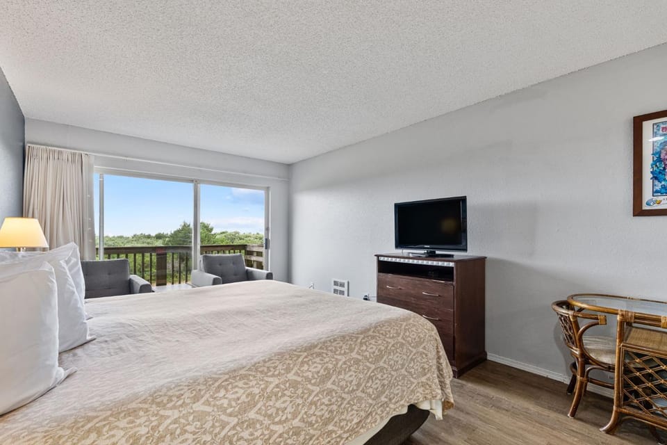 King Bed Ocean View Studio with Kitchenette - Pool and Hot Tub House in Ocean Shores