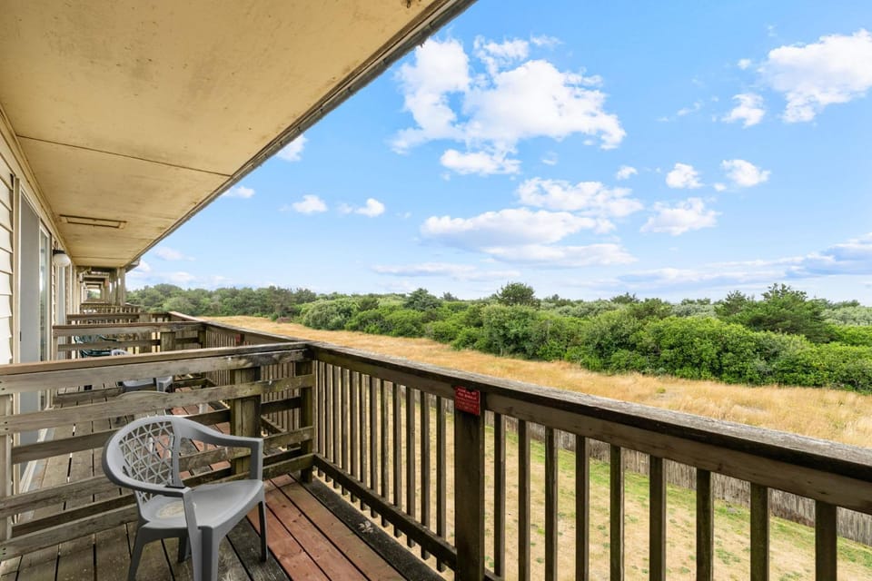 King Bed Ocean View Studio with Kitchenette - Pool and Hot Tub House in Ocean Shores