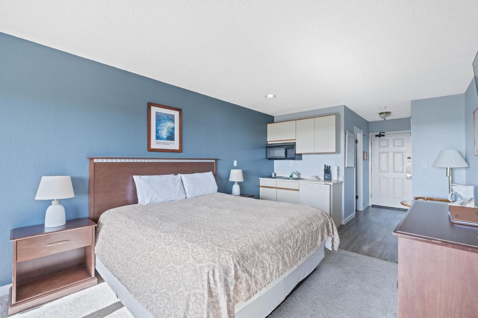 King Bed Ocean View Studio with Pool and Hot Tub House in Ocean Shores