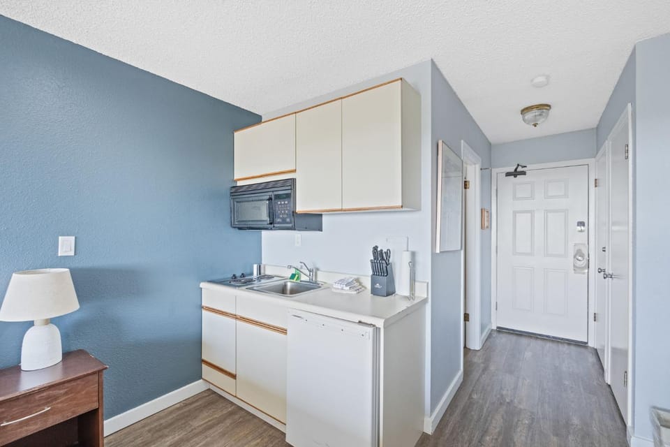 King Bed Ocean View Studio with Pool and Hot Tub House in Ocean Shores