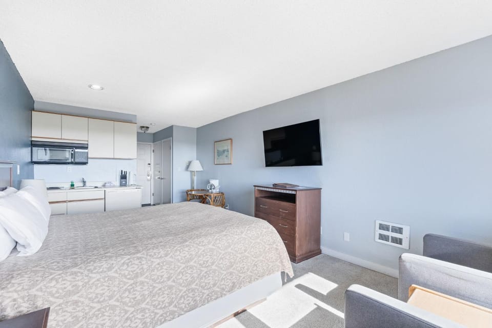 King Bed Ocean View Studio with Pool and Hot Tub House in Ocean Shores
