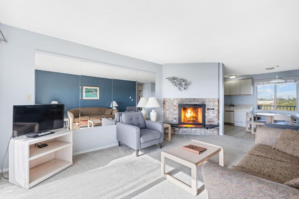 Ocean View Family Suite for 6 with Fireplace - Pool and Hot Tub House in Ocean Shores
