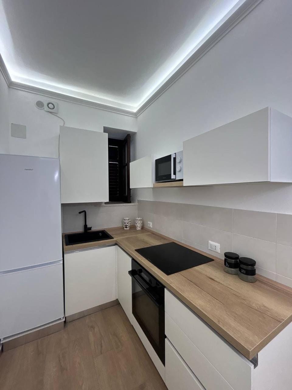 Kitchen or kitchenette, minibar, oven, stove
