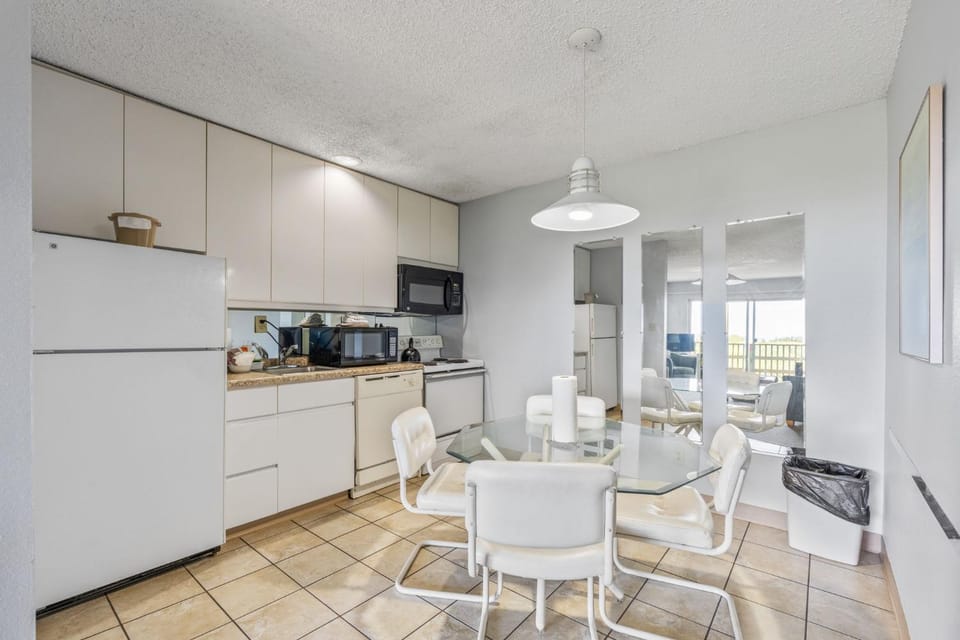 Ocean View Pet-Friendly 1-Bedroom Family Suite - Pool and Hot Tub House in Ocean Shores