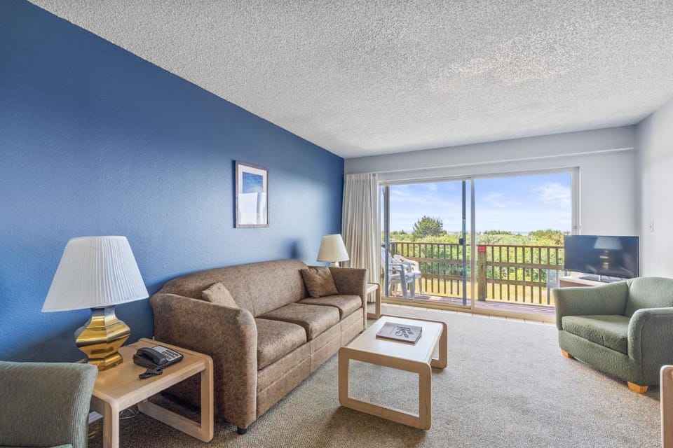 Ocean View Pet-Friendly 1-Bedroom Family Suite - Pool and Hot Tub House in Ocean Shores
