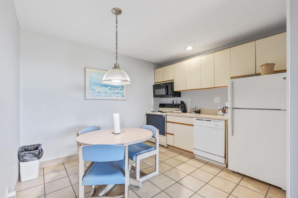 King Bed Ocean View Suite - Pet Friendly - Kitchen - Pool and Hot Tub House in Ocean Shores