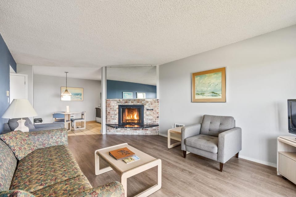 King Bed Ocean View Suite - Pet Friendly - Kitchen - Pool and Hot Tub House in Ocean Shores